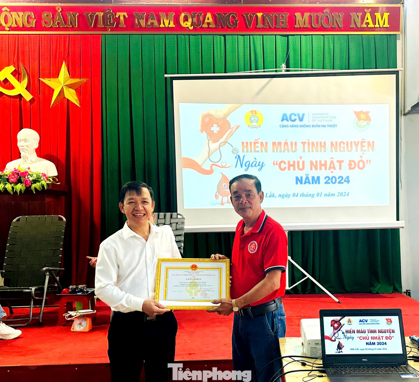 Đại diện Cảng hàng không Buôn Ma Thuột (trái) nhận Giấy khen về phong trào hiến máu.