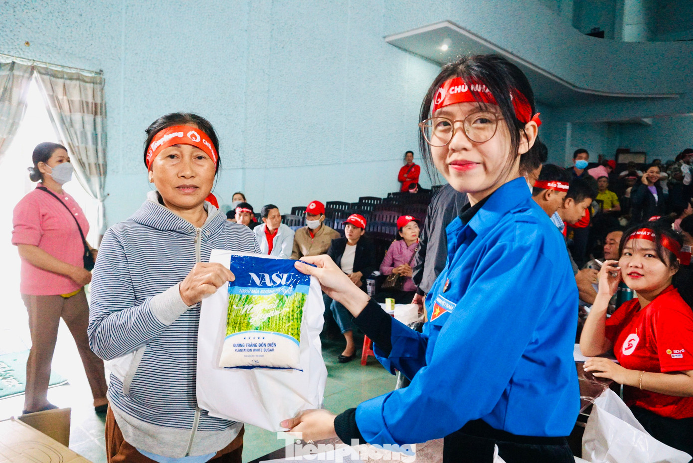 Tình nguyện viên nhận quà sau khi hiến máu