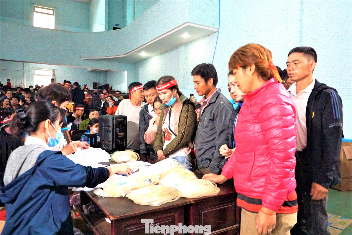 Người dân đến nhận túi hiến máu.