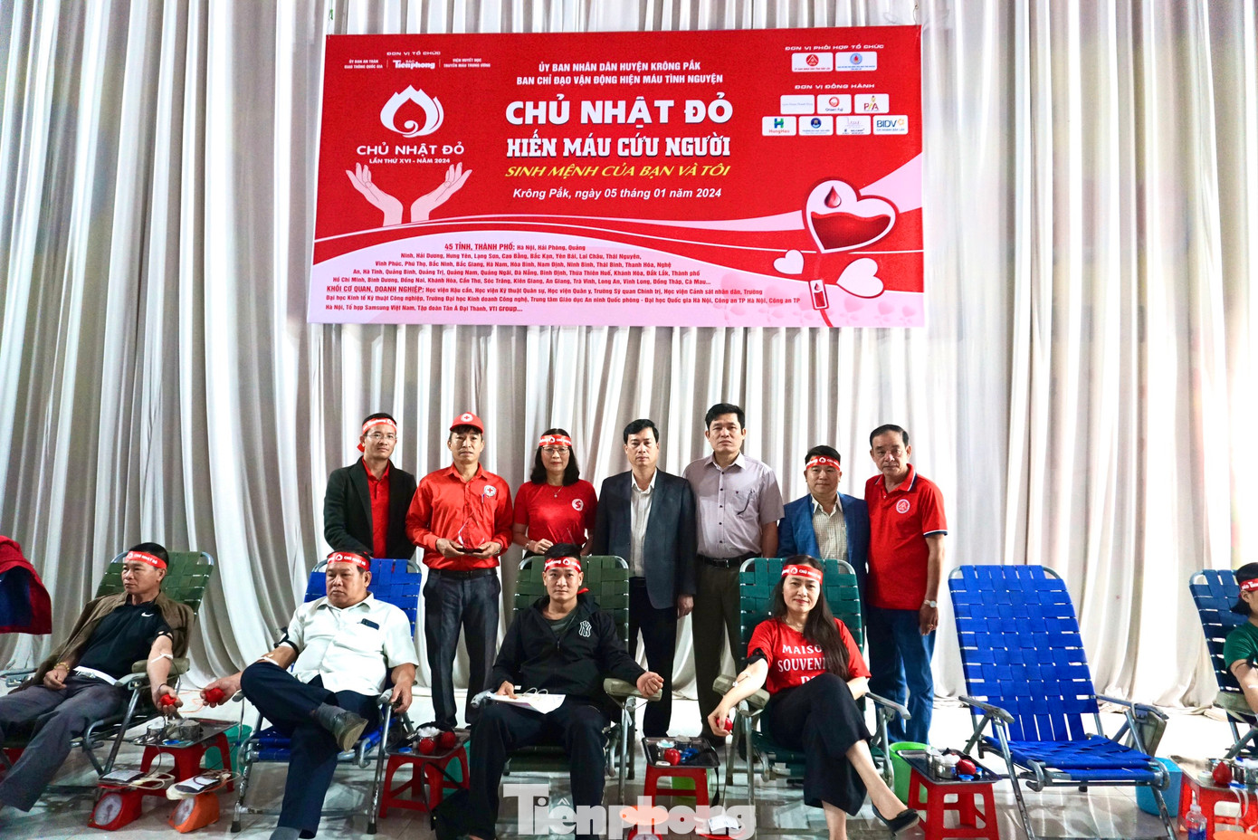 Ông Trần Hồng Tiến - Bí thư Huyện ủy Krông Pắc cùng Nhà báo Tuấn Nguyễn (phụ trách VPĐD báo Tiền Phong KV Tây Nguyên), ông Nguyễn Đức Phú (Chánh Văn phòng Ban Chỉ đạo hiến máu tình nguyện tỉnh Đắk Lắk) chụp ảnh cùng lãnh đạo huyện và người dân hiến máu.
