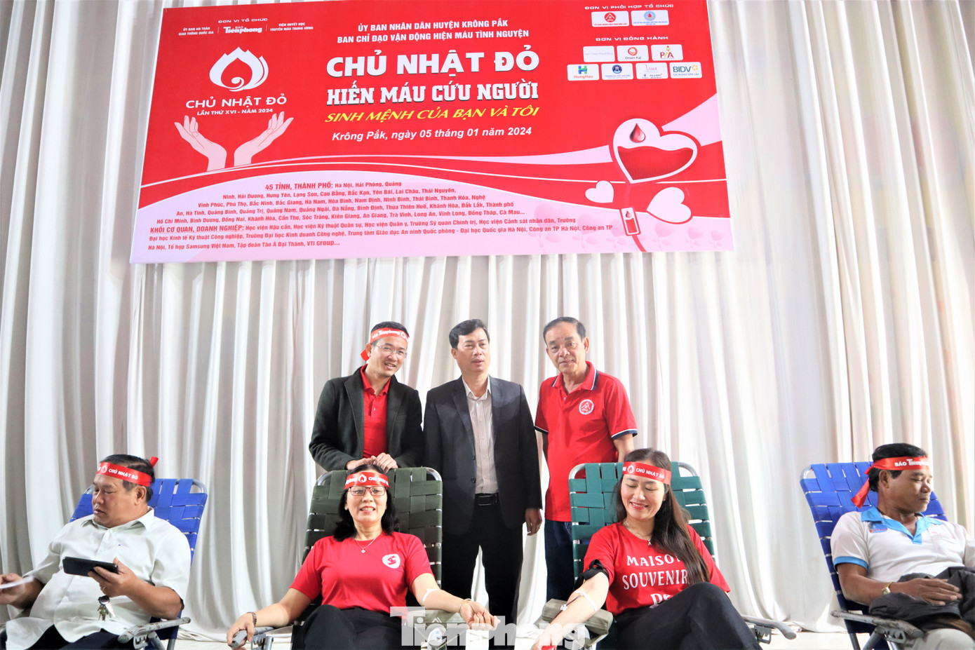 Ông Trần Hồng Tiến (đứng giữa) - Bí thư Huyện ủy Krông Pắc động viên tình nguyện viên hiến máu.