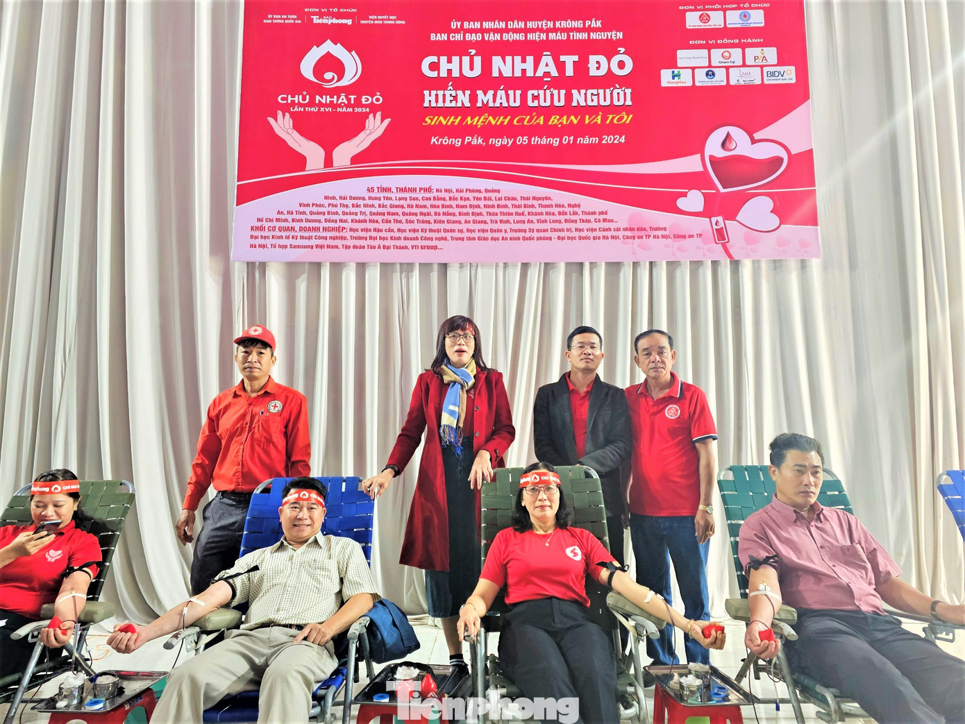 Phó Chủ tịch UBND huyện Krông Pắc Nguyễn Thị Kim Oanh (giữa) hiến máu