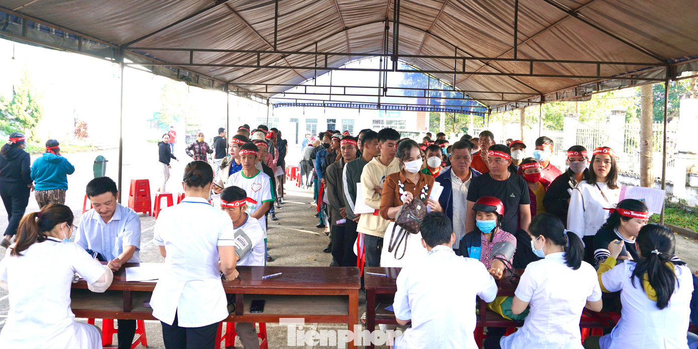 Người dân xếp hàng làm các thủ tục kiểm tra sức khỏe trước khi hiến máu