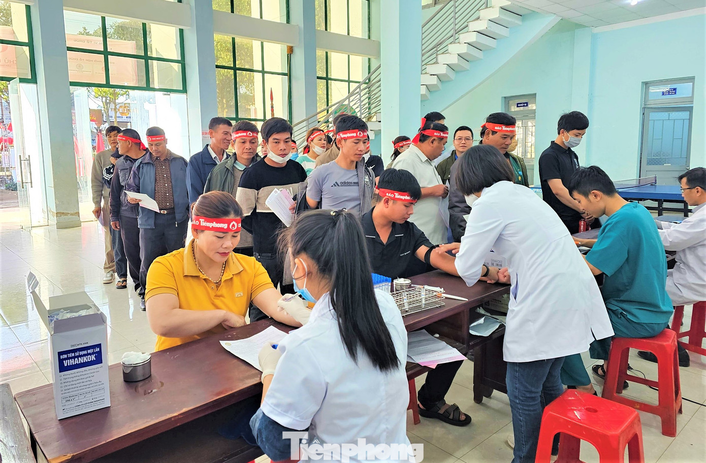 Các y, bác sĩ lấy máu xét nghiệm.