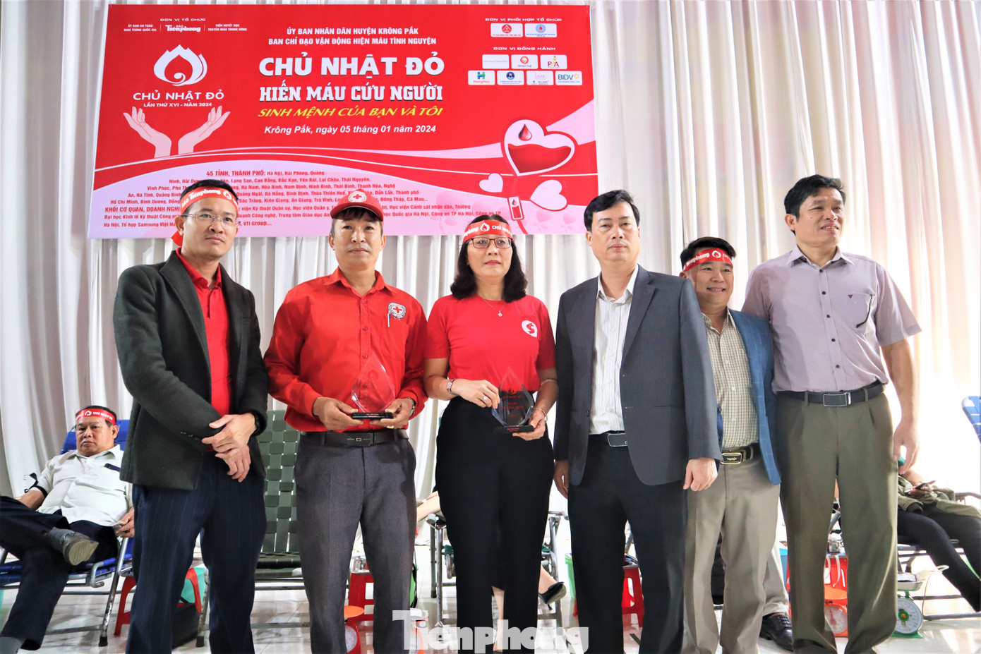 Nhà báo Tuấn Nguyễn - phụ trách VPĐD báo Tiền Phong KV Tây Nguyên (ngoài cùng, trái), trao Kỷ niệm chương cho UBND huyện Krông Pắc.