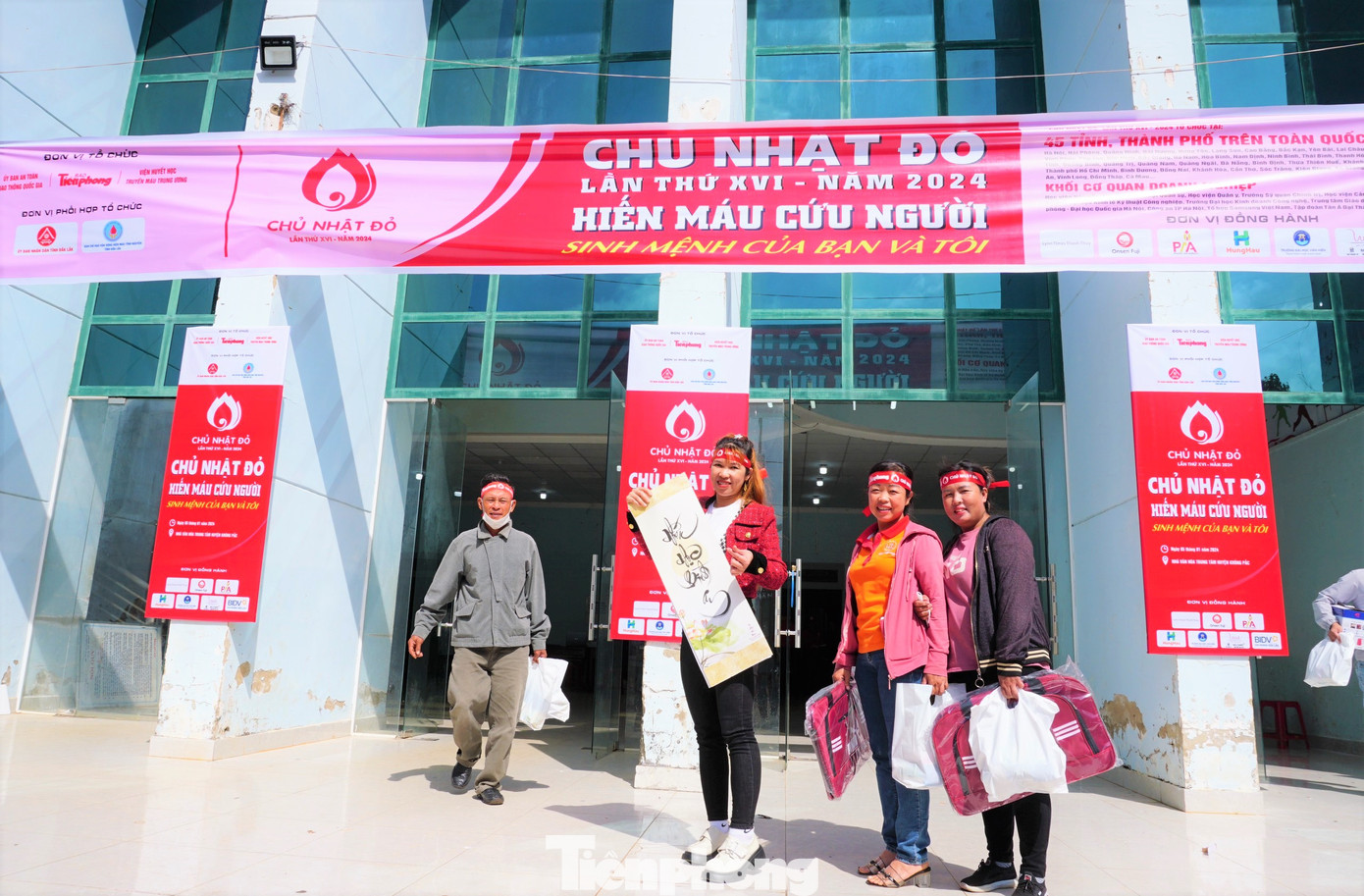 Người dân chụp ảnh kỷ niệm sau khi hiến máu.