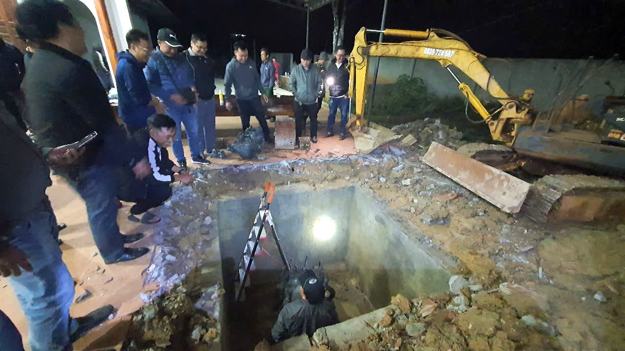 Tuấn chôn các vật phẩm dưới đất nhưng huyễn hoặc do "sư phụ" dùng phép di chuyển đến. Tuấn chôn các vật phẩm dưới đất nhưng huyễn hoặc do "sư phụ" dùng phép di chuyển đến.