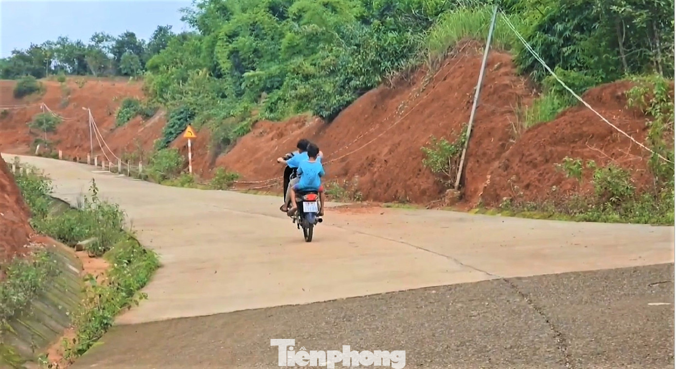 Hình ảnh thiếu niên bốc đầu xe khá nguy hiểm Hình ảnh thiếu niên bốc đầu xe khá nguy hiểm