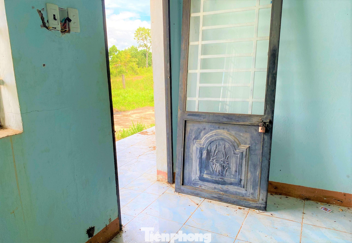 Ổ điện, cánh cửa phòng bị hỏng