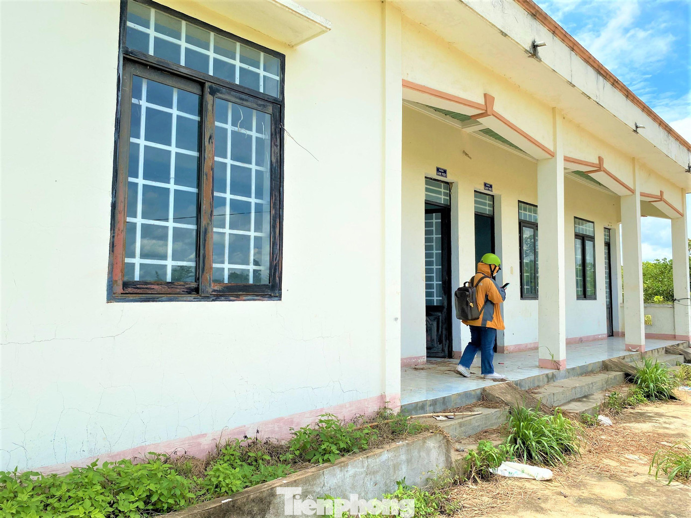 Rác, cỏ mọc quanh công trình