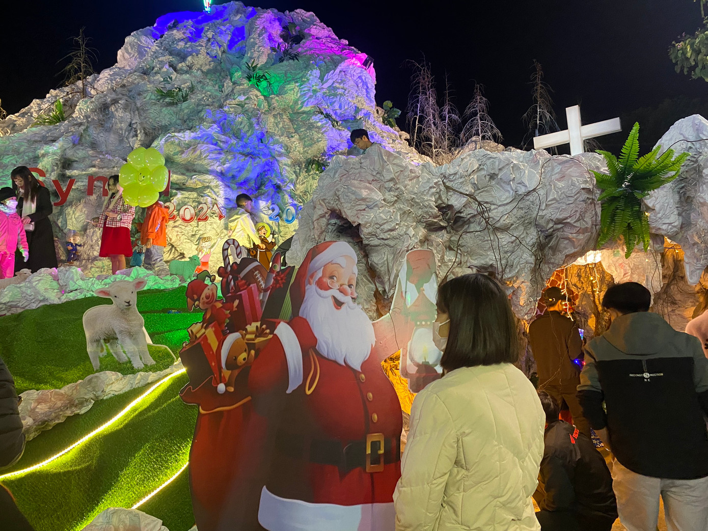 Càng về đêm, không khí Lễ Giáng sinh ở Buôn Ma Thuột càng nhộn nhịp. (Tin, ảnh: Huỳnh Thủy) Càng về đêm, không khí Lễ Giáng sinh ở Buôn Ma Thuột càng nhộn nhịp. (Tin, ảnh: Huỳnh Thủy)