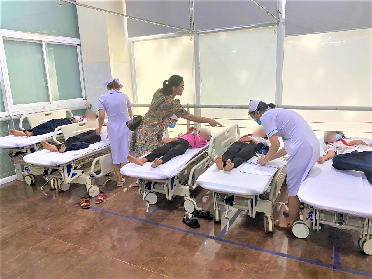 Nhóm học sinh nhập viện sau khi uống trà sữa tại quán ông H. Nhóm học sinh nhập viện sau khi uống trà sữa tại quán ông H.