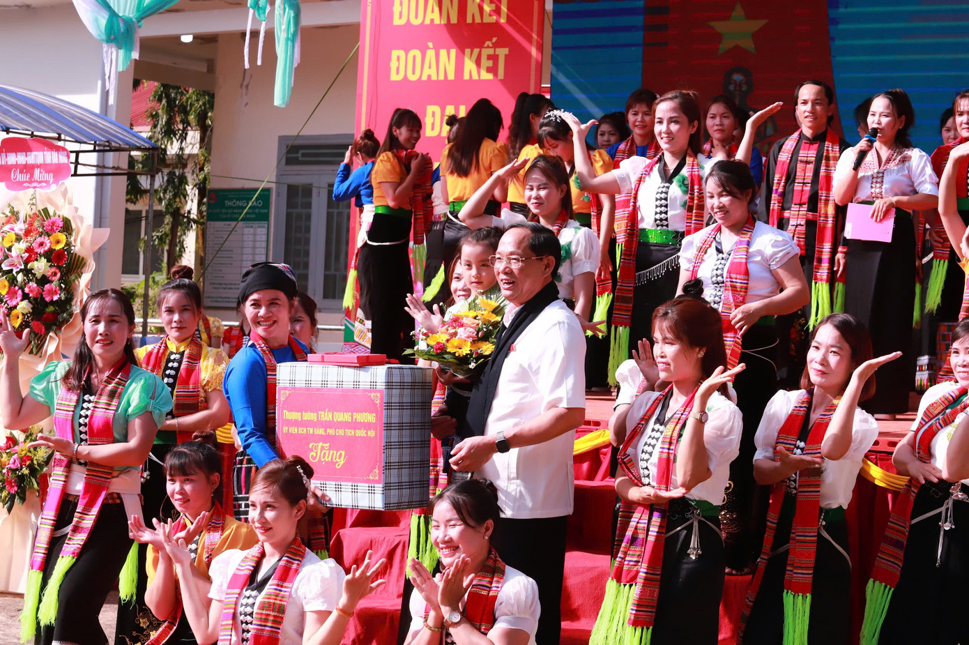 Phó Chủ tịch Quốc hội Trần Quang Phương tặng quà bà con xã Nam Xuân. Phó Chủ tịch Quốc hội Trần Quang Phương tặng quà bà con xã Nam Xuân.