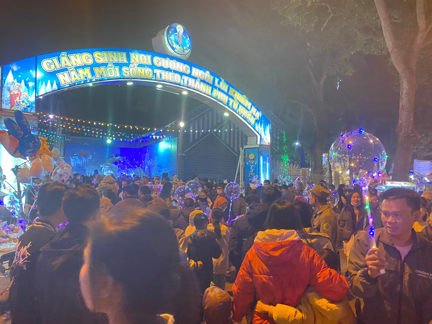 Cổng vào Nhà thờ Chính tòa Cổng vào Nhà thờ Chính tòa