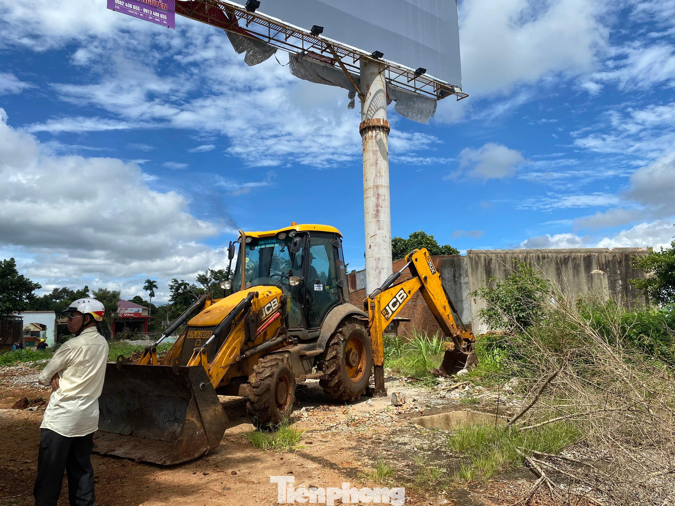 UBND TP. Buôn Ma Thuột huy động các phương tiện máy móc thực hiện phá dỡ công trình