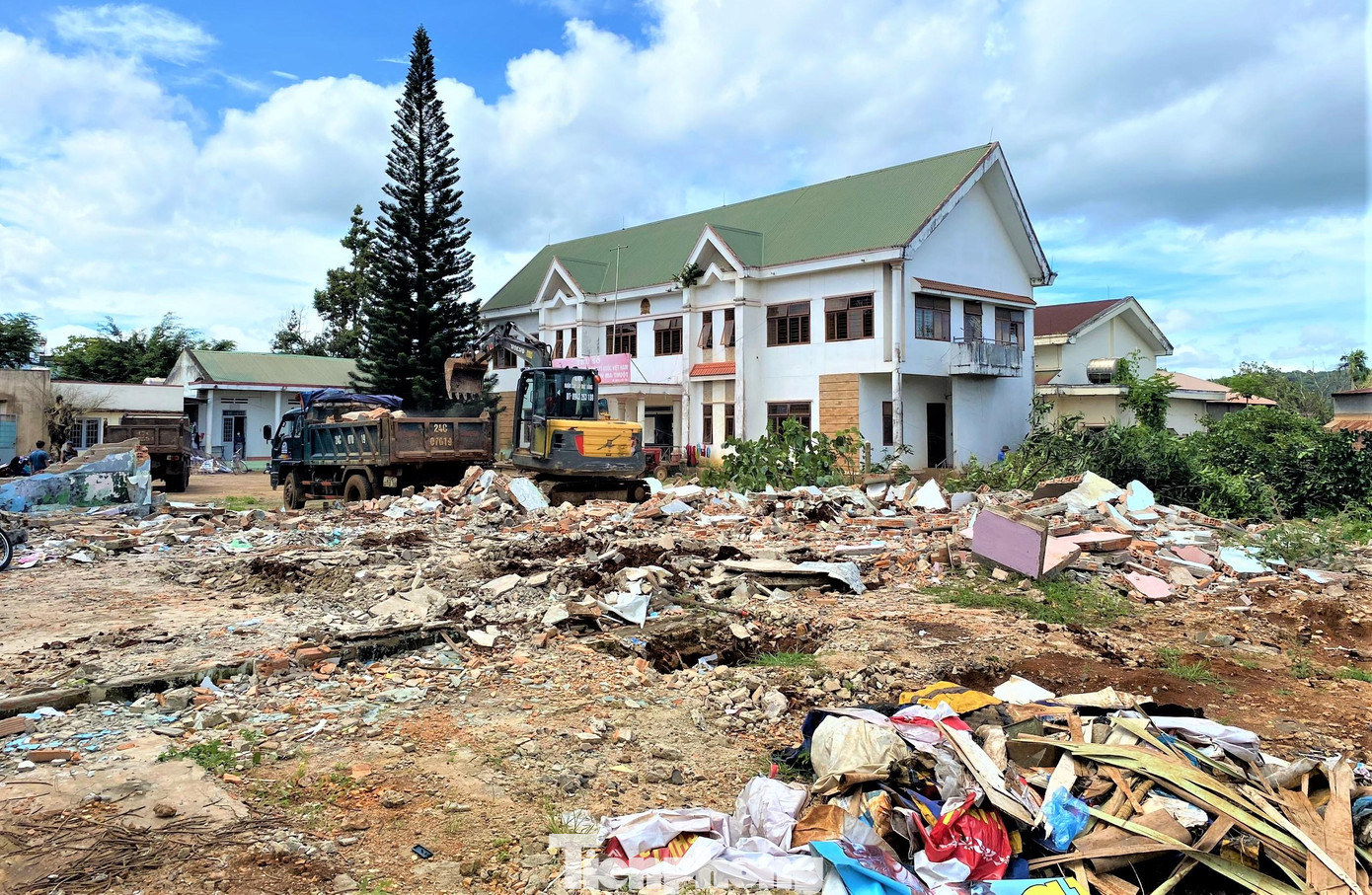 Một công trình vừa bị phá dỡ theo quyết định cưỡng chế giải tỏa mặt bằng
