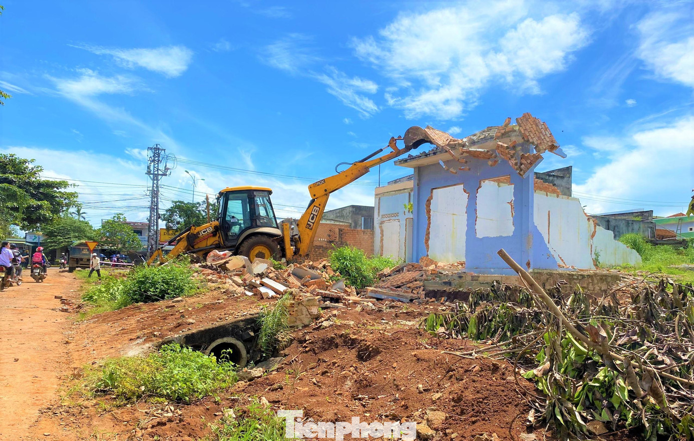 Hiện trường cưỡng chế công trình nằm trong diện giải tỏa phục vụ dự án đường Đông Tây