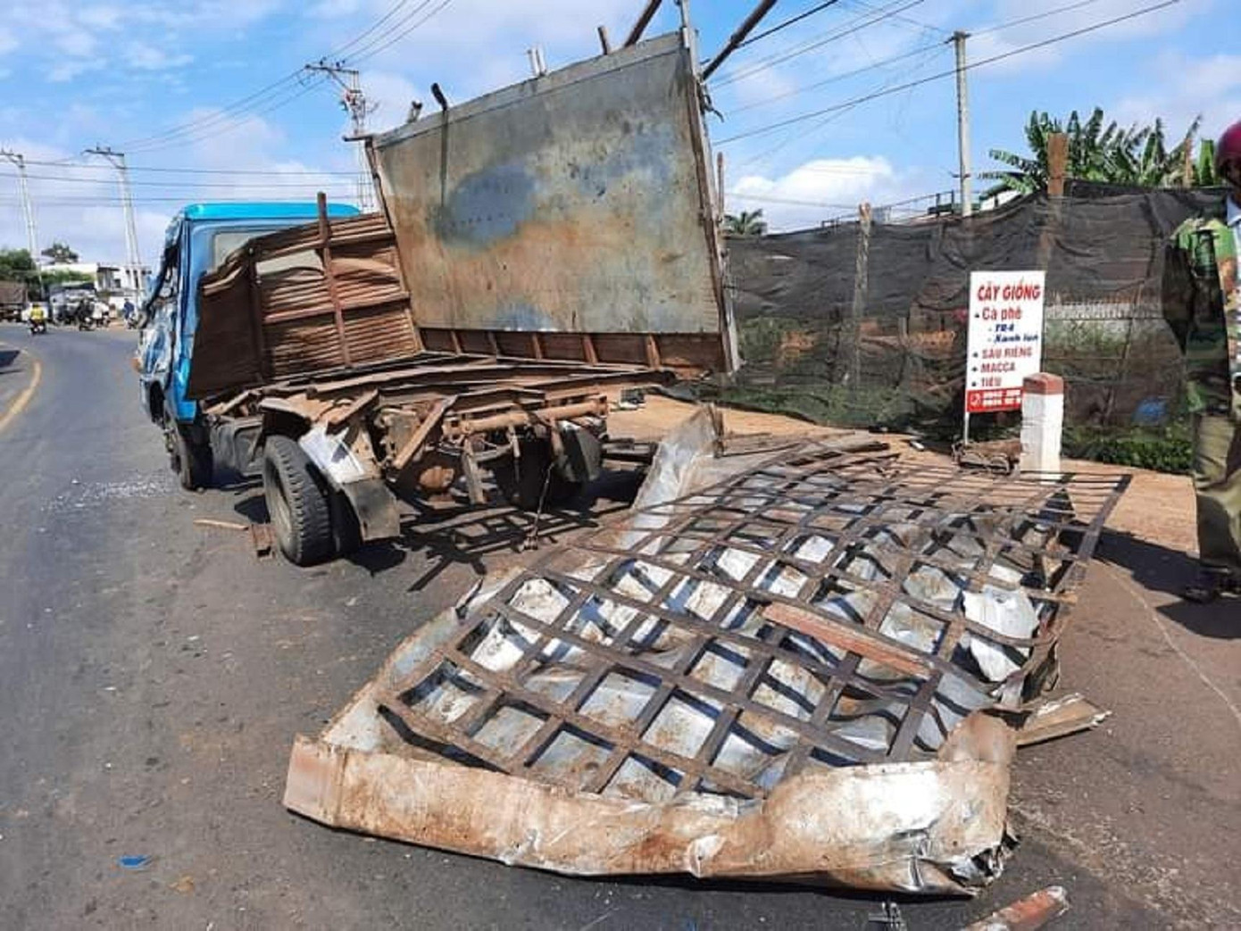 Một chiếc xe tải khác cũng bị hỏng nặng