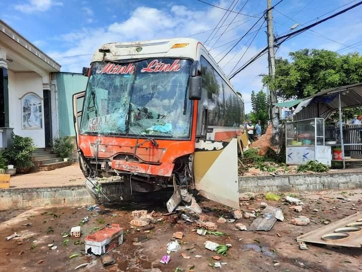 Chiếc xe khách bị hư hỏng nặng