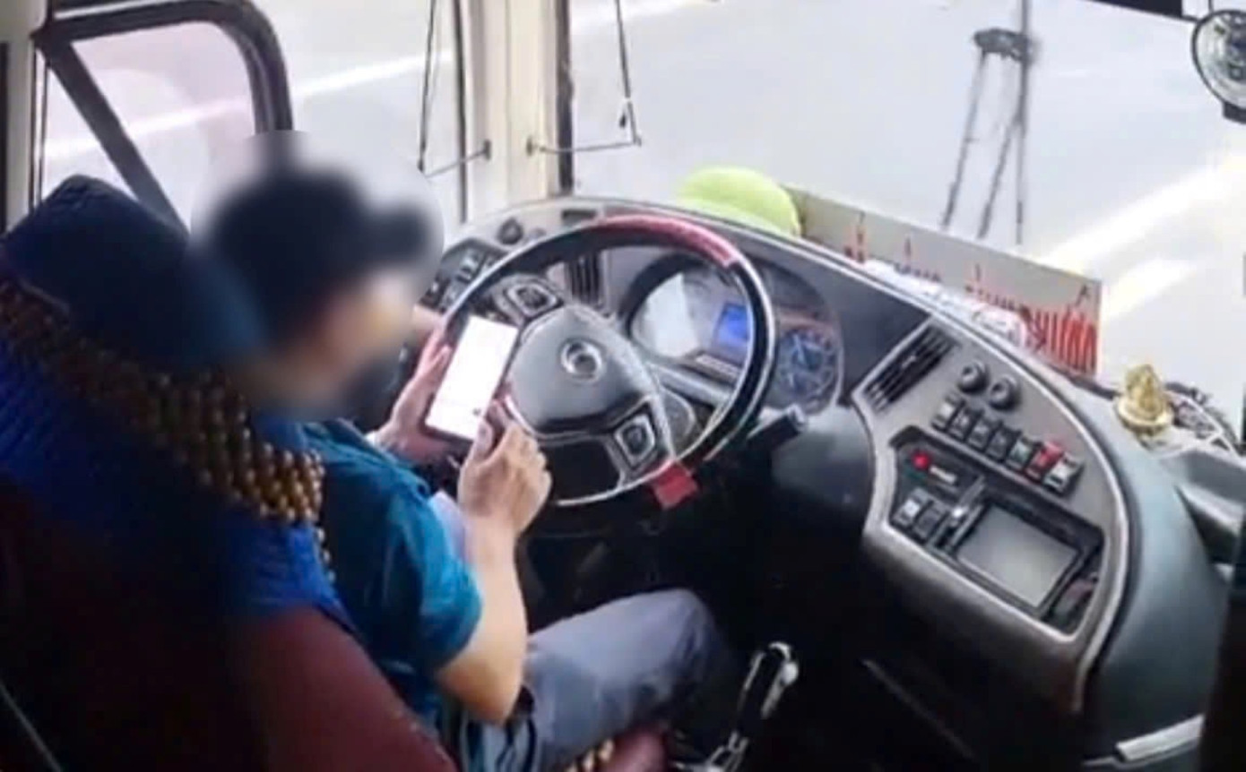 Một trường hợp sử dụng điện thoại khi lái xe