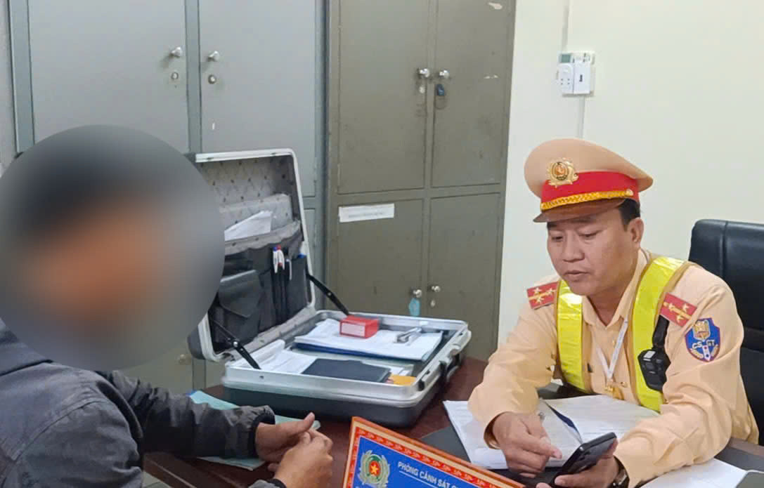 Một trường hợp bị xử phạt vì vừa lái xe vừa dùng điện thoại
