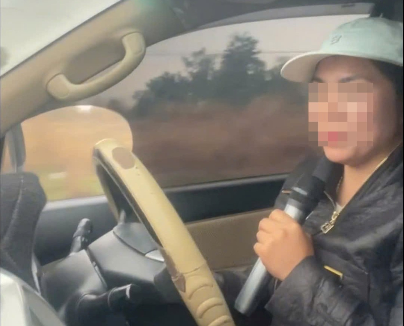 Người phụ nữ vừa lái xe, vừa hát karaoke