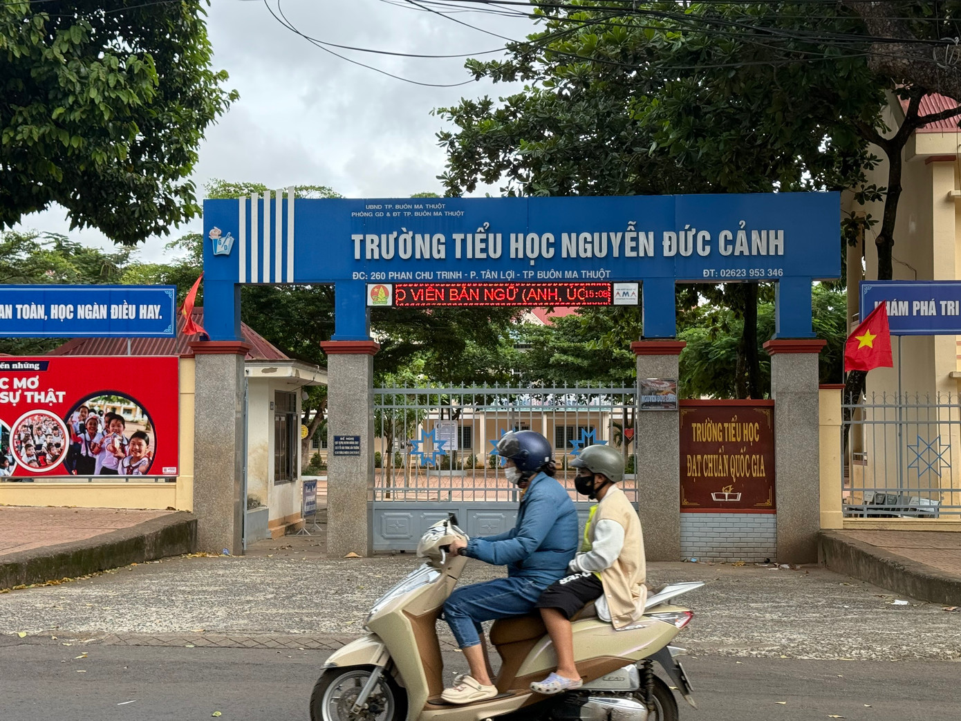 Trường Tiểu học Nguyễn Đức Cảnh bị ảnh hưởng vì mùi hôi lạ Trường Tiểu học Nguyễn Đức Cảnh bị ảnh hưởng vì mùi hôi lạ