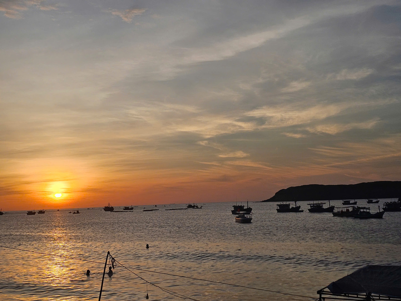 Ngư dân ra khơi từ 2-3h sáng và trở về khi mặt trời lên. Ngư dân ra khơi từ 2-3h sáng và trở về khi mặt trời lên.