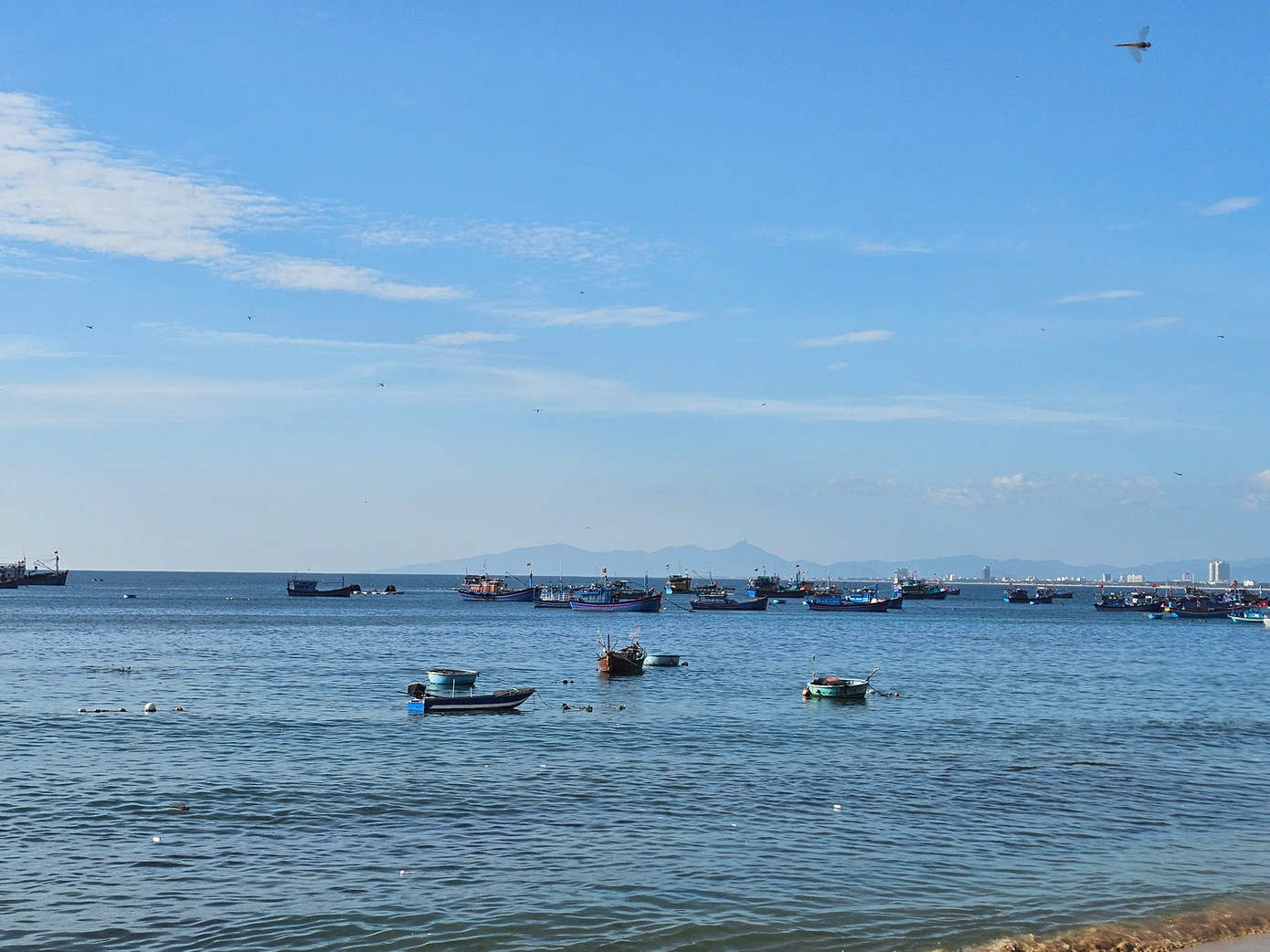 Những chiếc thúng đã vào bờ khi nắng lên. Những chiếc thúng đã vào bờ khi nắng lên.