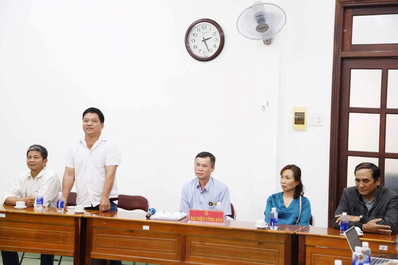 Người dân nêu ý kiến đối với dự án.