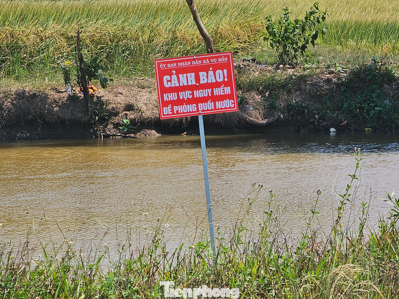 Cắm biển cảnh báo, ngăn đuối nước trẻ em Cắm biển cảnh báo, ngăn đuối nước trẻ em