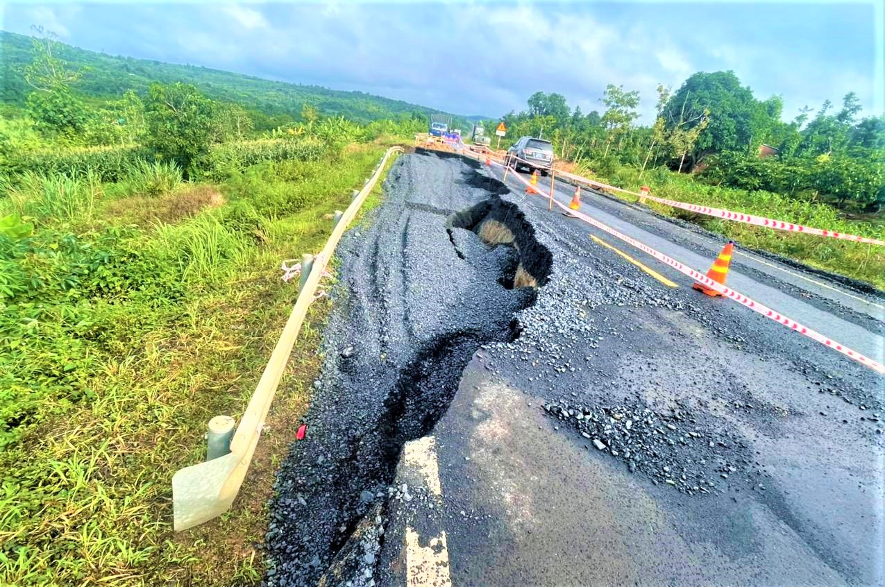 Vết nứt gây sụt lún trên đoạn tuyến tránh Ea H'leo Vết nứt gây sụt lún trên đoạn tuyến tránh Ea H'leo