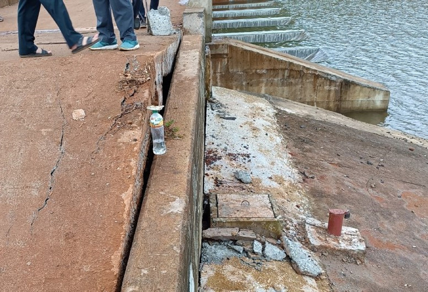 Việc trượt đồi gần khu vực hồ thủy lợi khiến chân đập cũng bị nứt, trượt theo