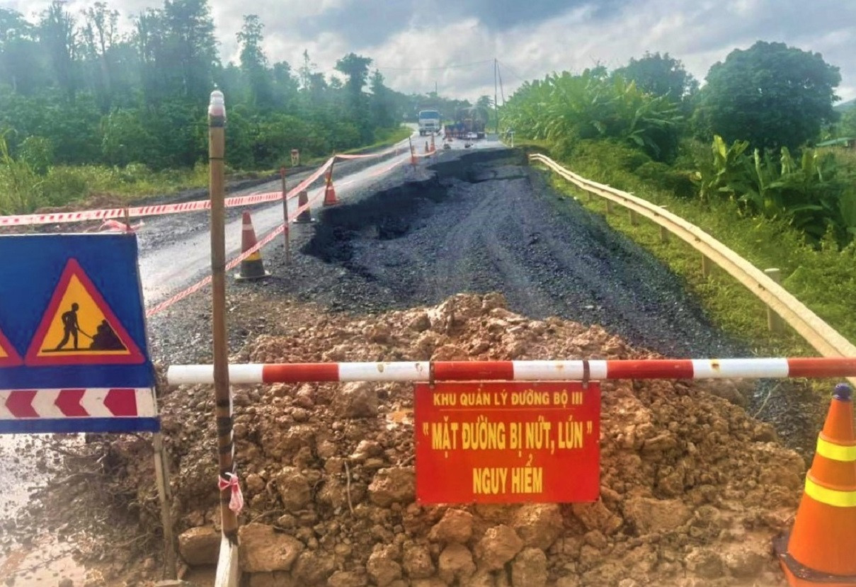 Khu vực sụt lún đã được rào chắn, gắn biển cảnh báo Khu vực sụt lún đã được rào chắn, gắn biển cảnh báo