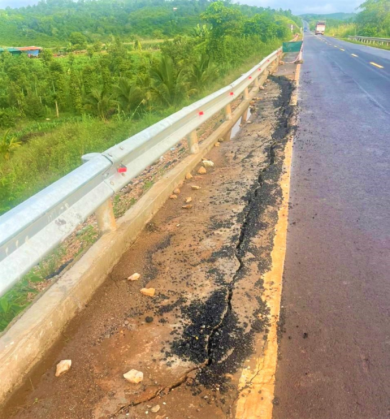 Một vị trí nứt lún khác trên tuyến tránh Ea H'leo Một vị trí nứt lún khác trên tuyến tránh Ea H'leo