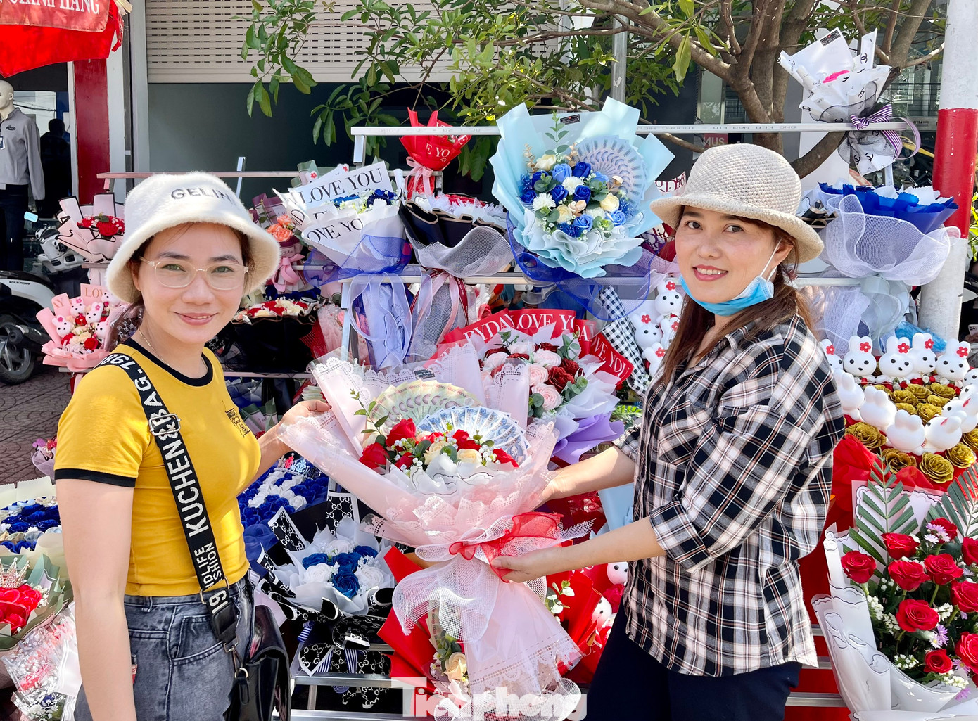 Thị trường hoa tươi nhộn nhịp dịp lễ tình nhân