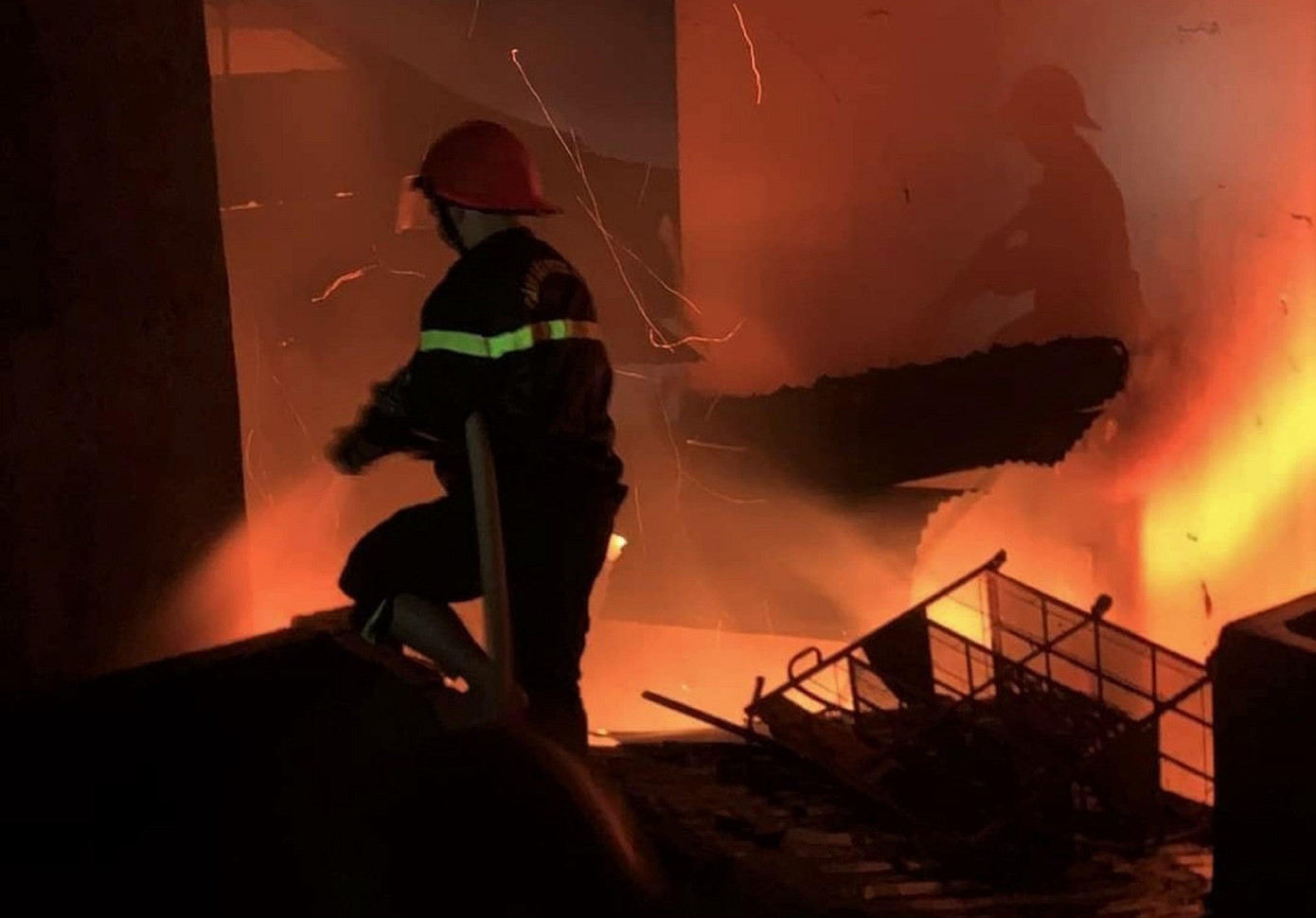 Lực lượng phòng cháy chữa cháy có mặt tại hiện trường triển khai các phương án chữa cháy