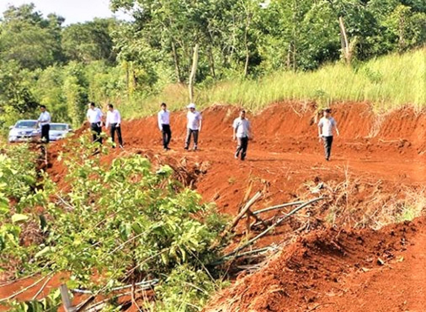Đoàng công tác tỉnh Đắk Nông kiểm tra thực trạng san ủi lòng đường dọc quanh hồ thủy điện Đắk R'tih Đoàng công tác tỉnh Đắk Nông kiểm tra thực trạng san ủi lòng đường dọc quanh hồ thủy điện Đắk R'tih