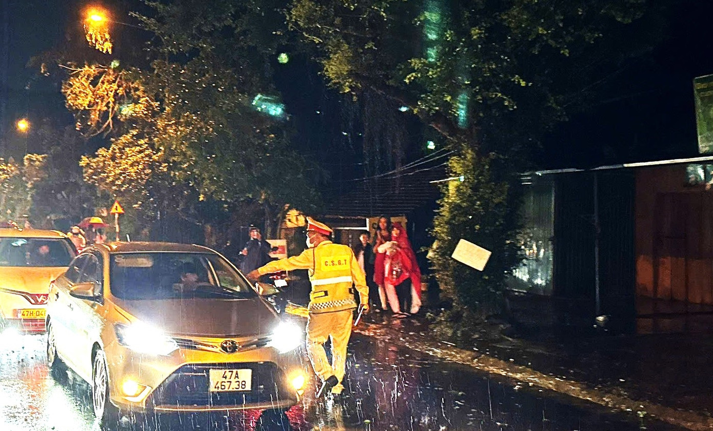 Lực lượng Cảnh sát giao thông tham gia phân luồng giao thông Lực lượng Cảnh sát giao thông tham gia phân luồng giao thông