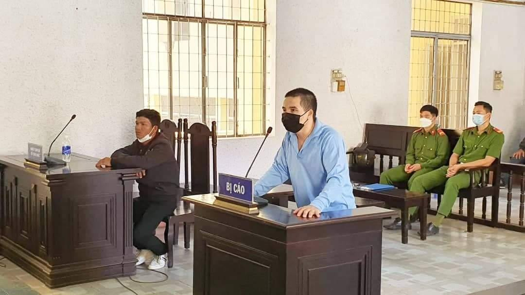 Bị đấm vì quay video cưa gỗ, nam thanh niên vác dao chém người ảnh 1