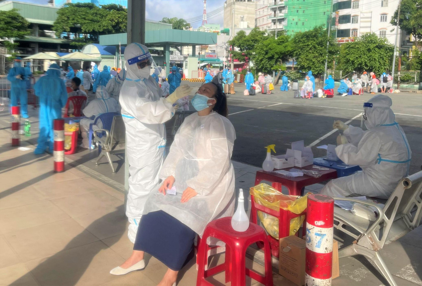 Công tác lấy mẫu xét nghiệm cho người dân được thực hiện theo đúng quy định Công tác lấy mẫu xét nghiệm cho người dân được thực hiện theo đúng quy định