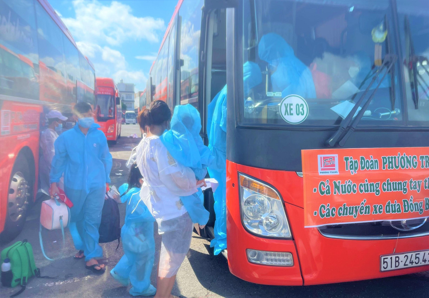 Các công dân đặc biệt lên xe, chuẩn bị về quê Đắk Lắk Các công dân đặc biệt lên xe, chuẩn bị về quê Đắk Lắk