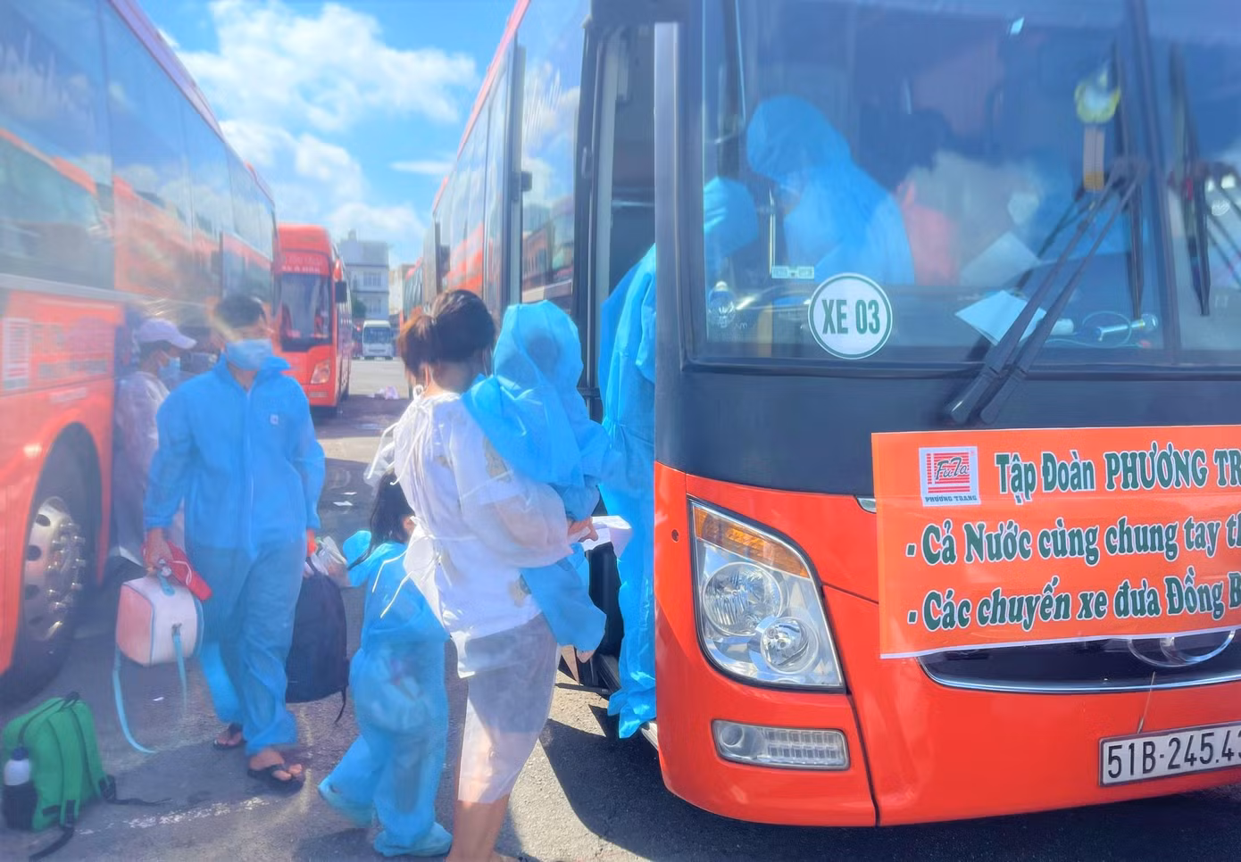 Các công dân đặc biệt lên xe, chuẩn bị về quê Đắk Lắk