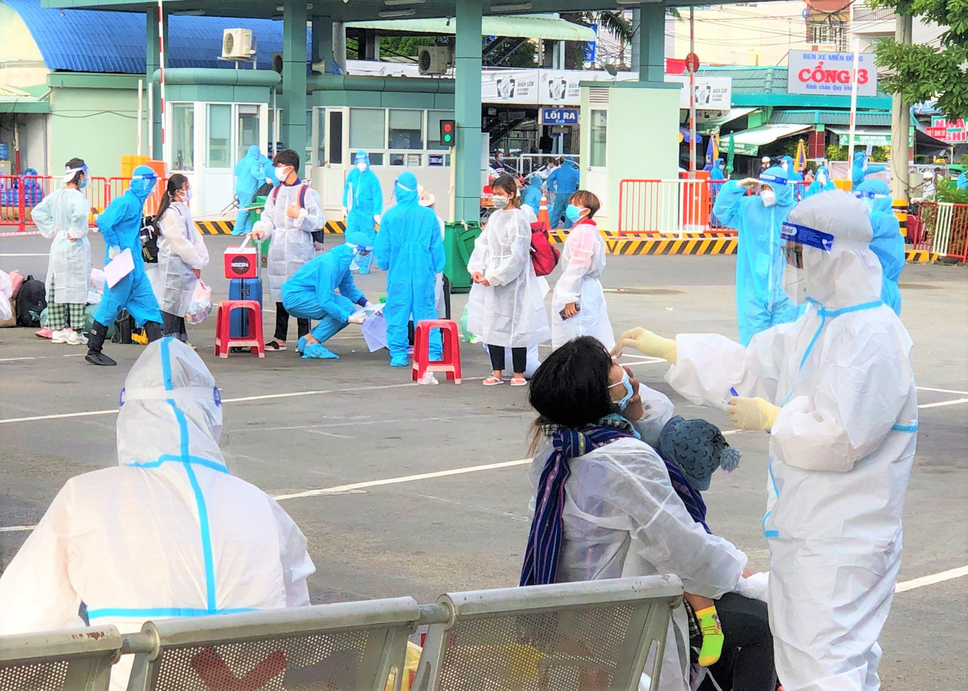 Lấy mẫu xét nghiệm SARS-CoV-2 cho một phụ nữ có con nhỏ Lấy mẫu xét nghiệm SARS-CoV-2 cho một phụ nữ có con nhỏ