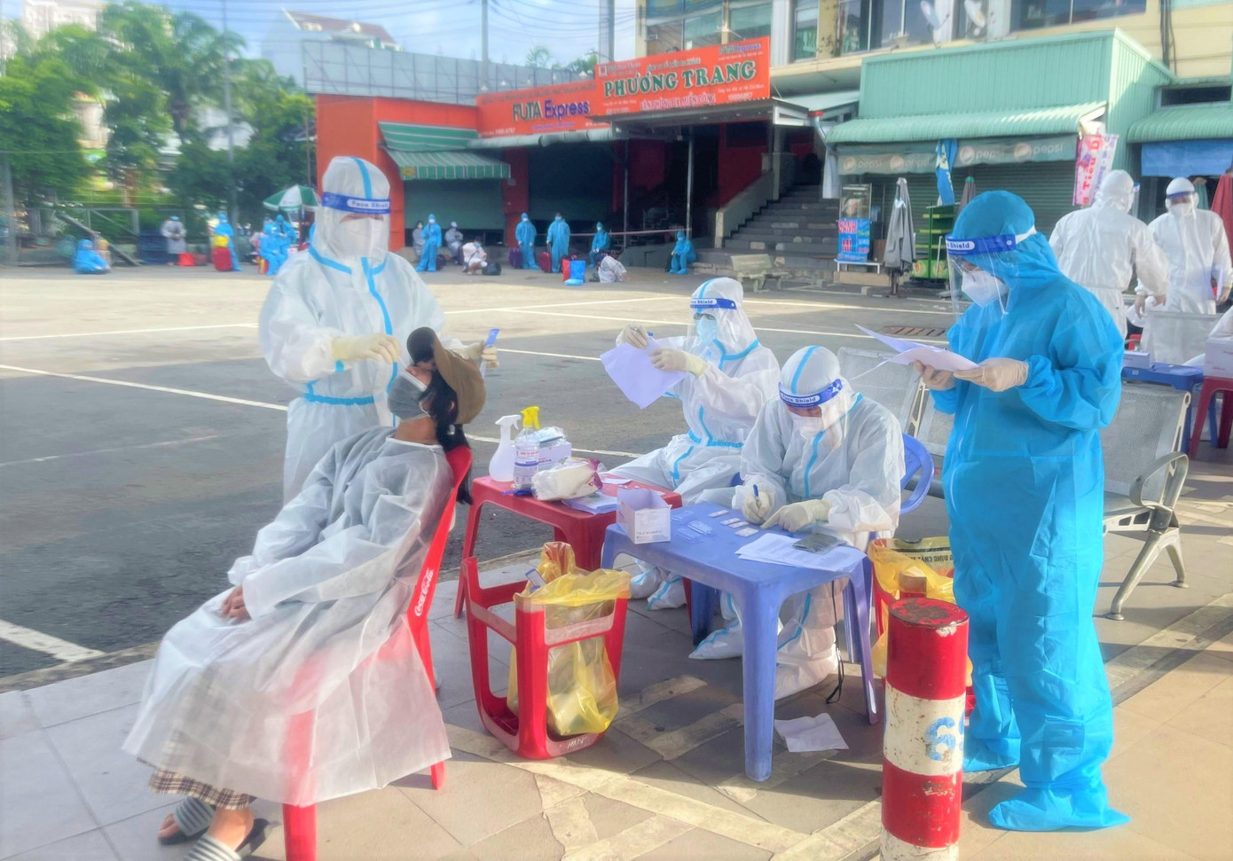 Một em nhỏ được lấy mẫu xét nghiệm nhanh SARS-CoV-2 Một em nhỏ được lấy mẫu xét nghiệm nhanh SARS-CoV-2