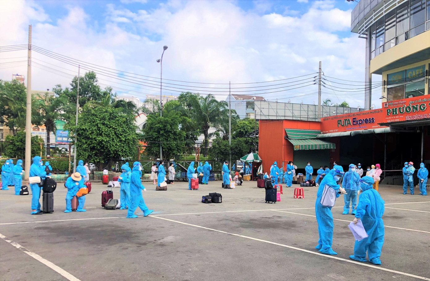 Người dân có mặt từ sớm tại Bến xe miền Đông để được đón về trong hôm nay Người dân có mặt từ sớm tại Bến xe miền Đông để được đón về trong hôm nay