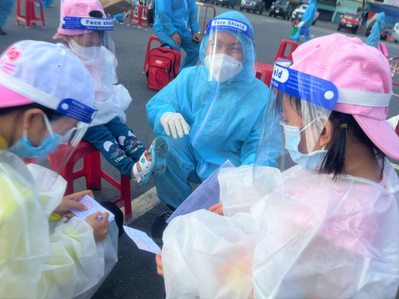 Các em nhỏ được trang bị đồ bảo hộ trong đợt về quê đặc biệt Các em nhỏ được trang bị đồ bảo hộ trong đợt về quê đặc biệt