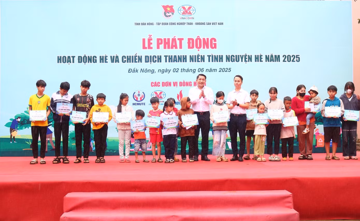 Các em học sinh được nhận học bổng.