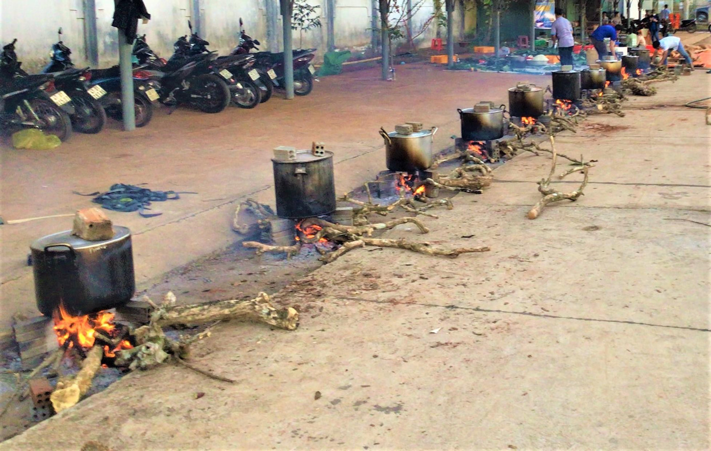 Những nồi bánh chưng, bánh tét được nấu ngay tại Trung tâm Y tế huyện Krông Búk Những nồi bánh chưng, bánh tét được nấu ngay tại Trung tâm Y tế huyện Krông Búk