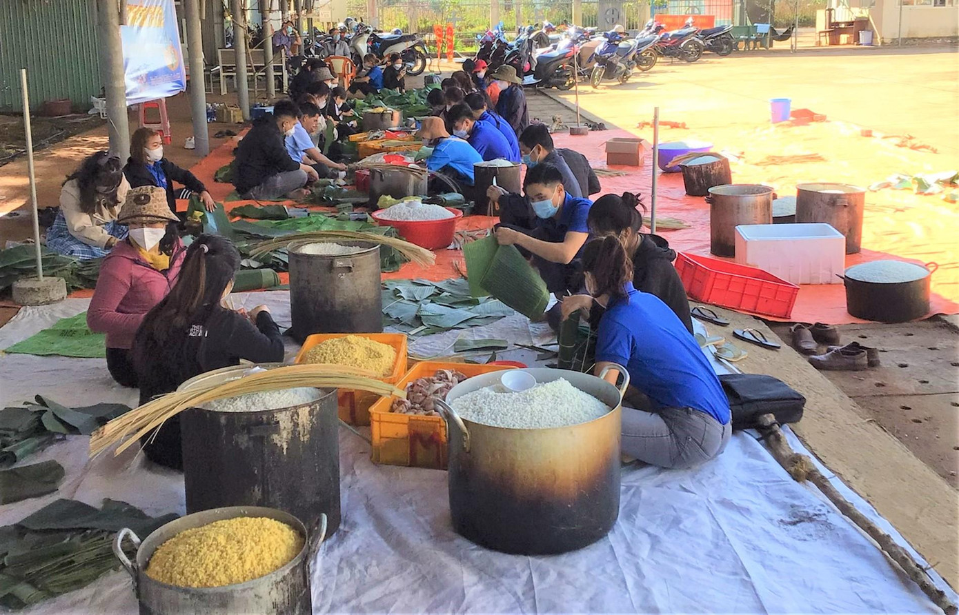 Lực lượng tuyến đầu cùng đoàn viên thanh niên tự tay gói bánh chưng, bánh tét Lực lượng tuyến đầu cùng đoàn viên thanh niên tự tay gói bánh chưng, bánh tét